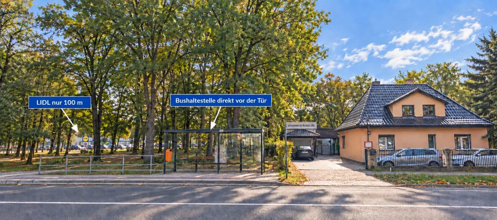 Straßenansicht in Erkner: das Buswartehäuschen gegenüber der Einfahrt, dahinter der Lidl-Parkplatz rund 100 Meter entfernt