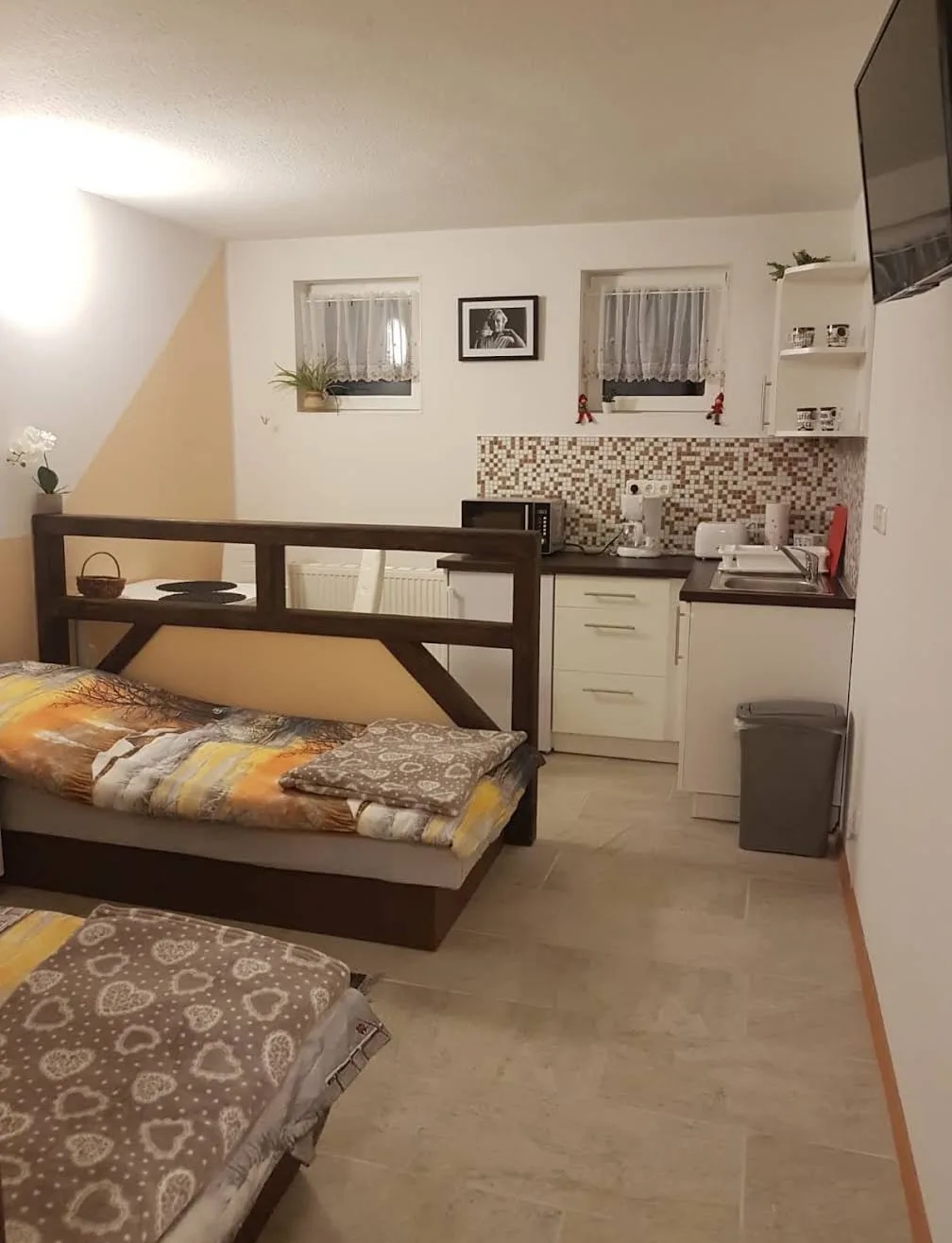 Wohnung Kiefer in Erkner: Zimmer mit zwei Betten und Küchenzeile